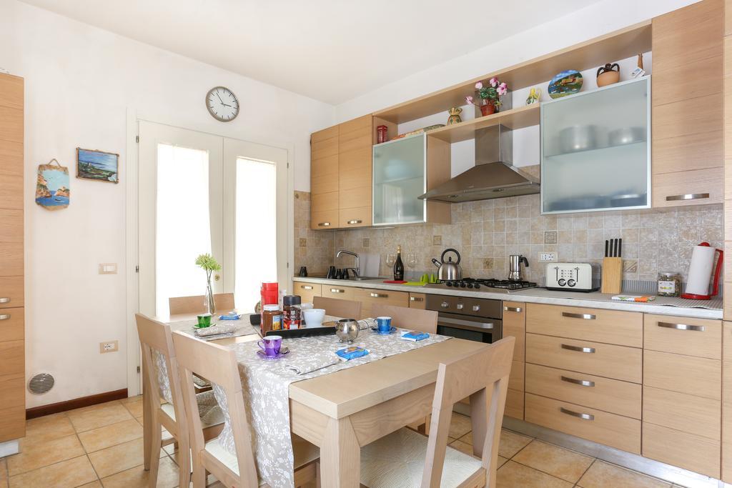 La Casa Rossa Apartment เตรวิโซ ภายนอก รูปภาพ